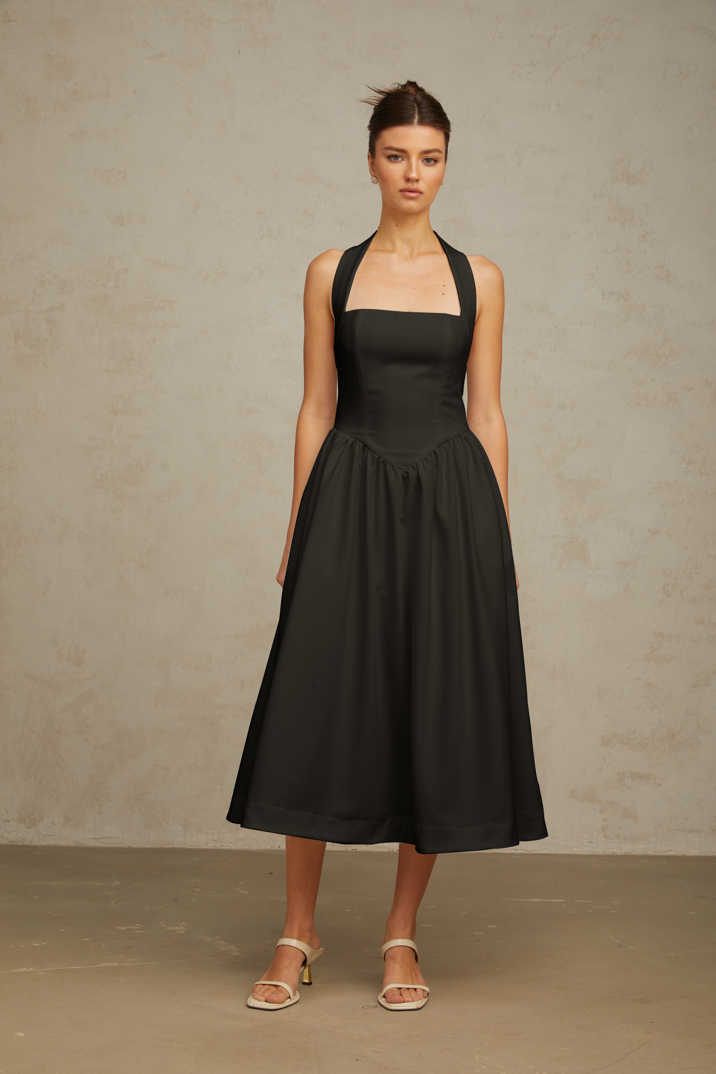 Siyah Saten Halter Yaka Midi Elbise