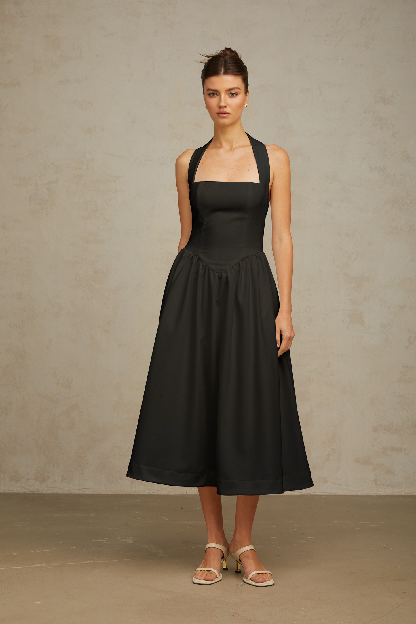 Siyah Saten Halter Yaka Midi Elbise