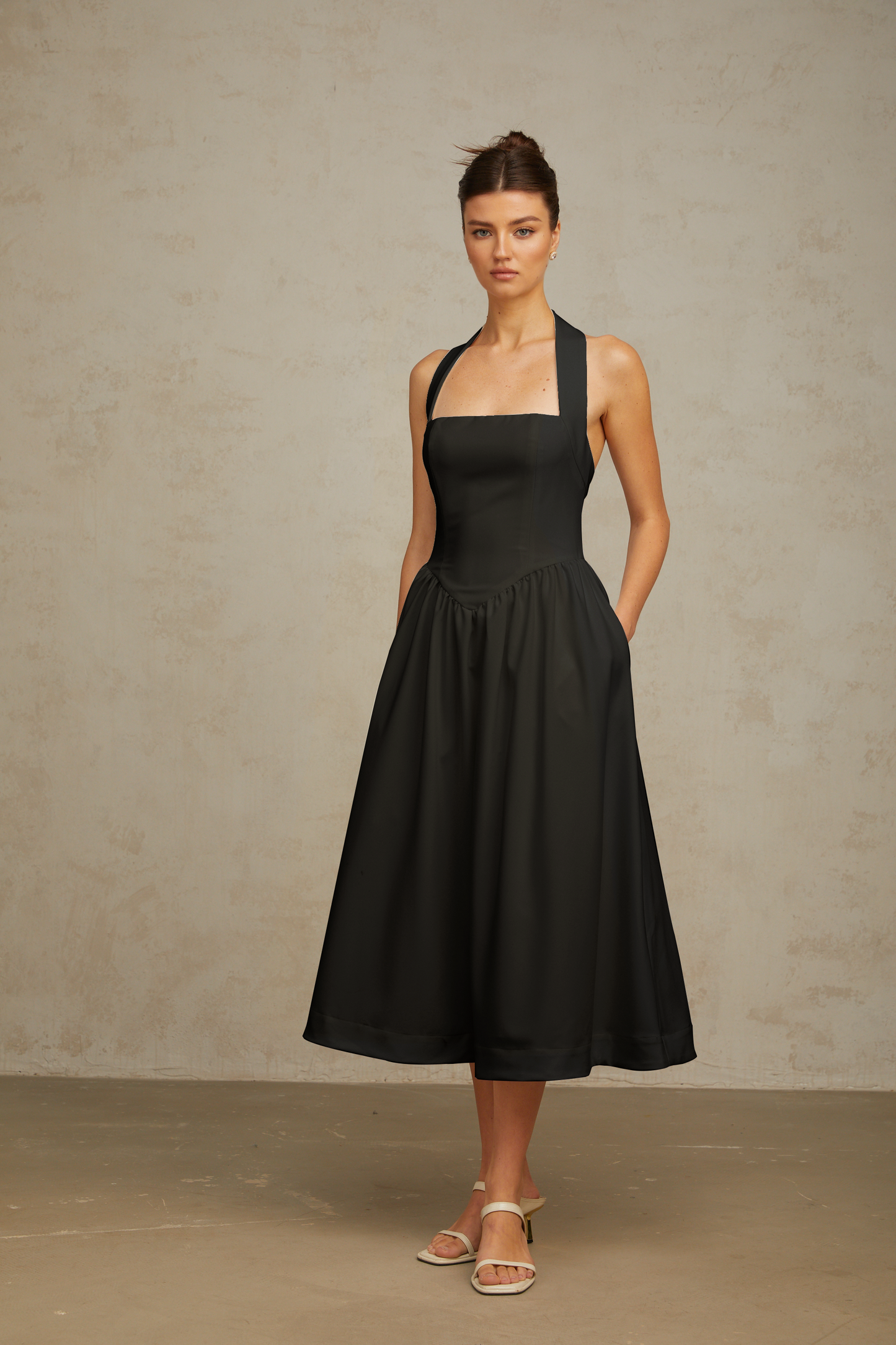 Siyah Saten Halter Yaka Midi Elbise