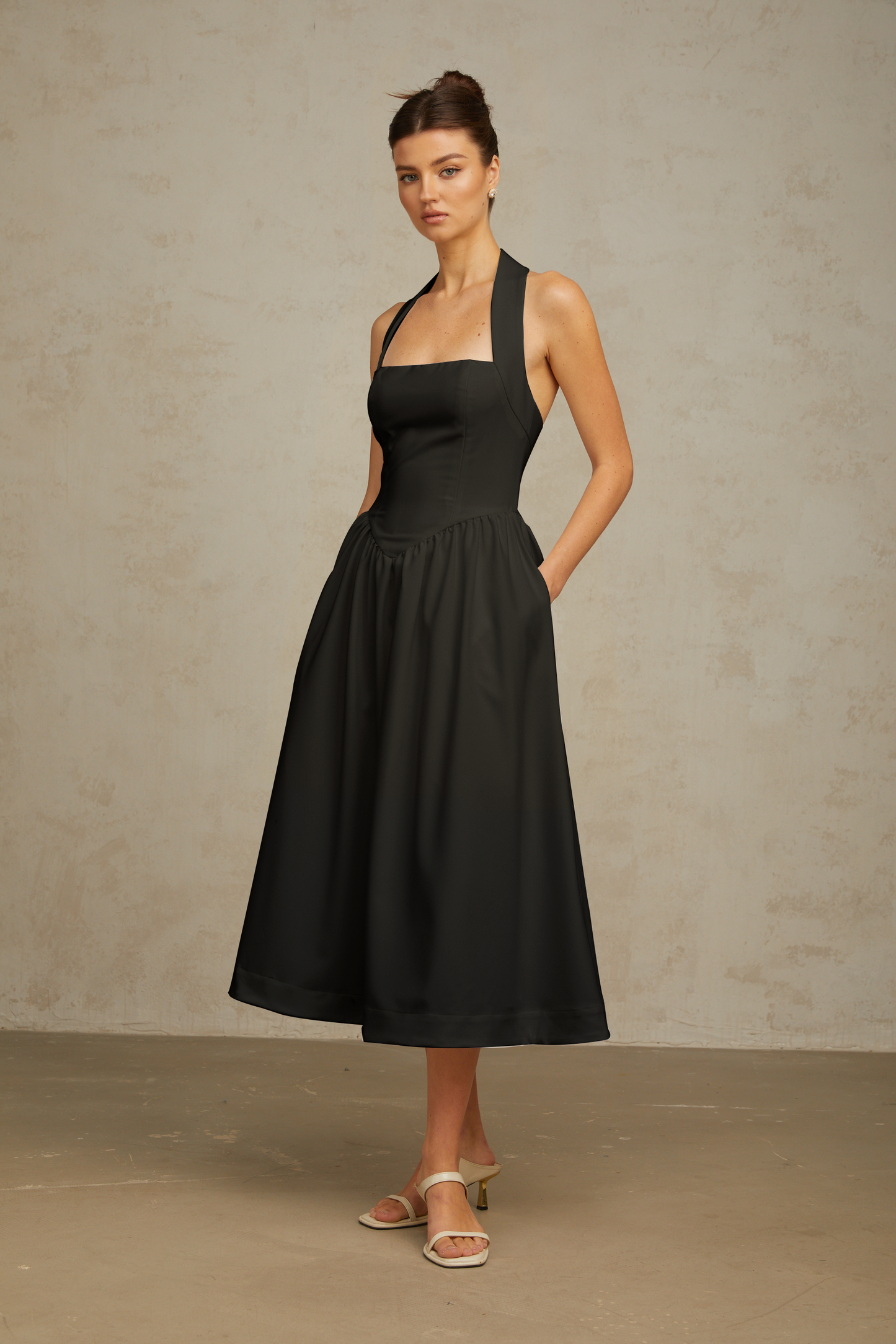 Siyah Saten Halter Yaka Midi Elbise