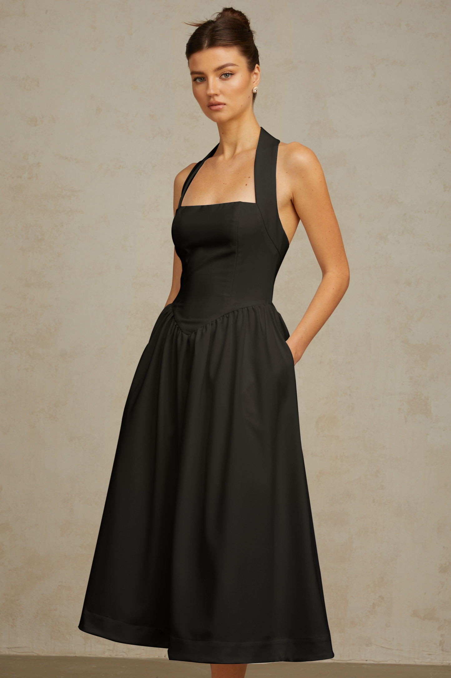 Siyah Saten Halter Yaka Midi Elbise