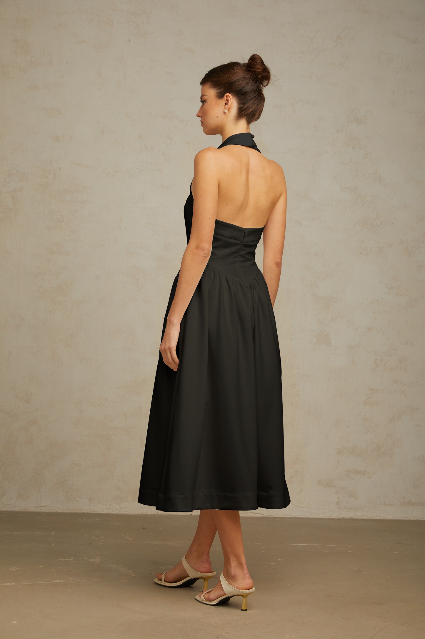 Siyah Saten Halter Yaka Midi Elbise