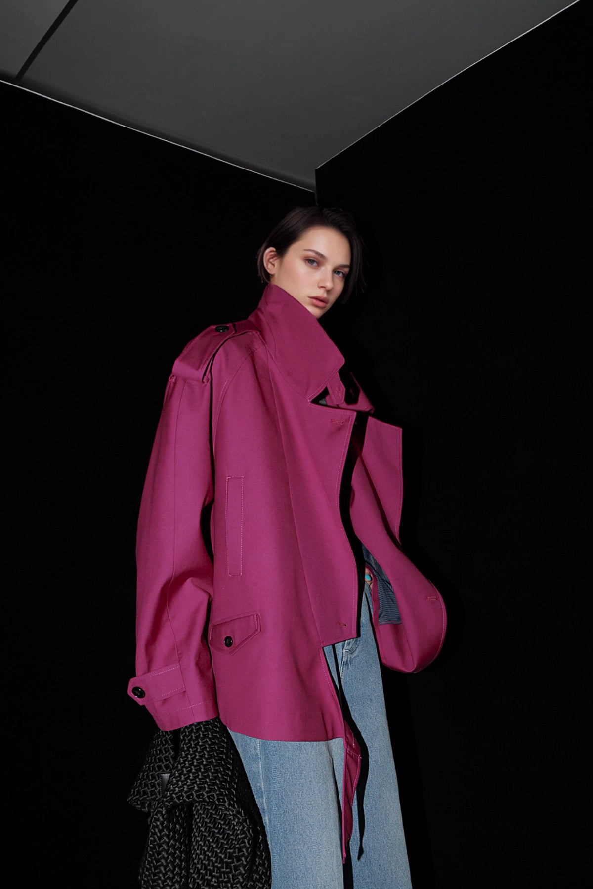 Retro İngiliz Tarzı Kısa Trençkot – Çift Düğmeli Oversize Tasarım