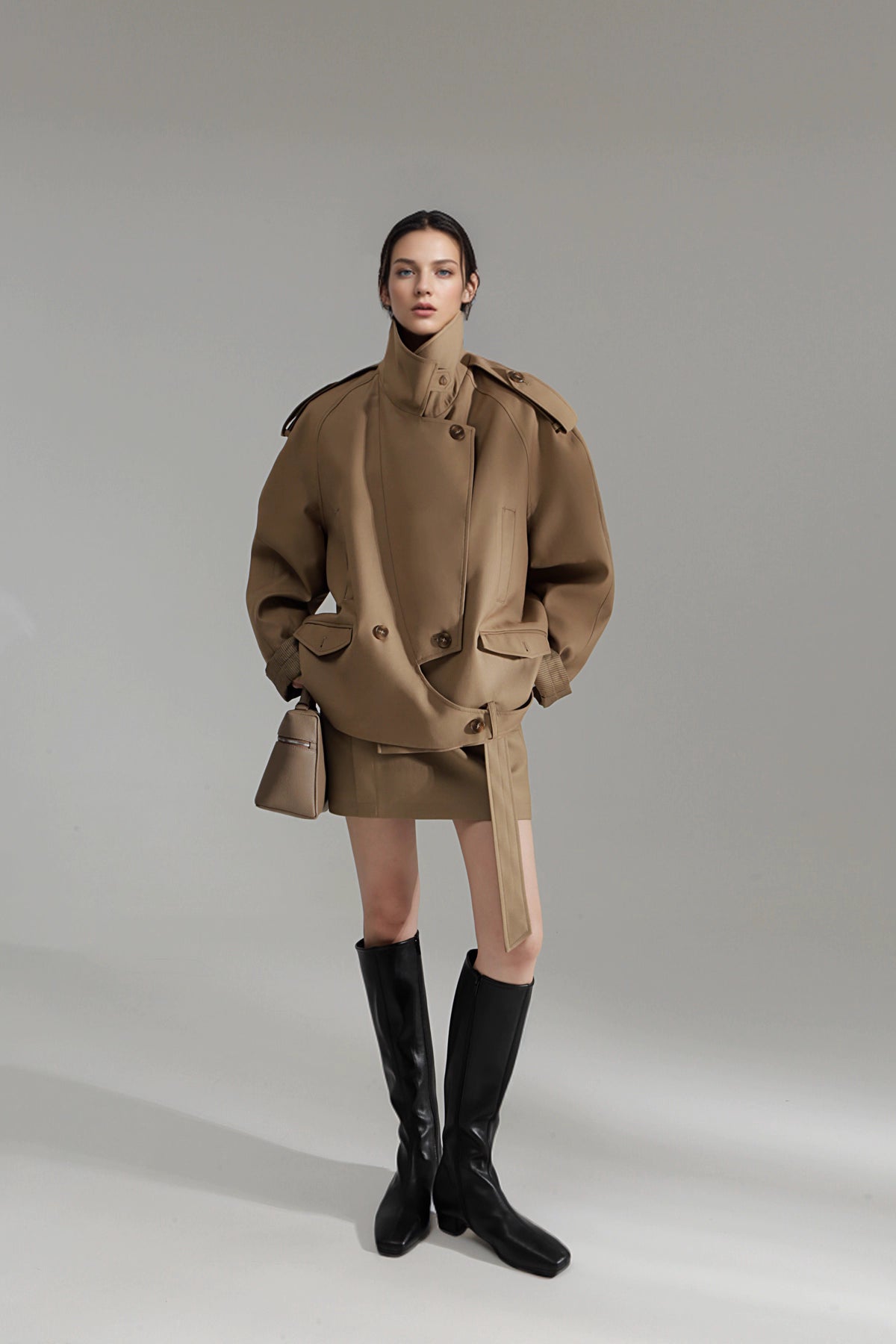Retro İngiliz Tarzı Kısa Trençkot – Çift Düğmeli Oversize Tasarım