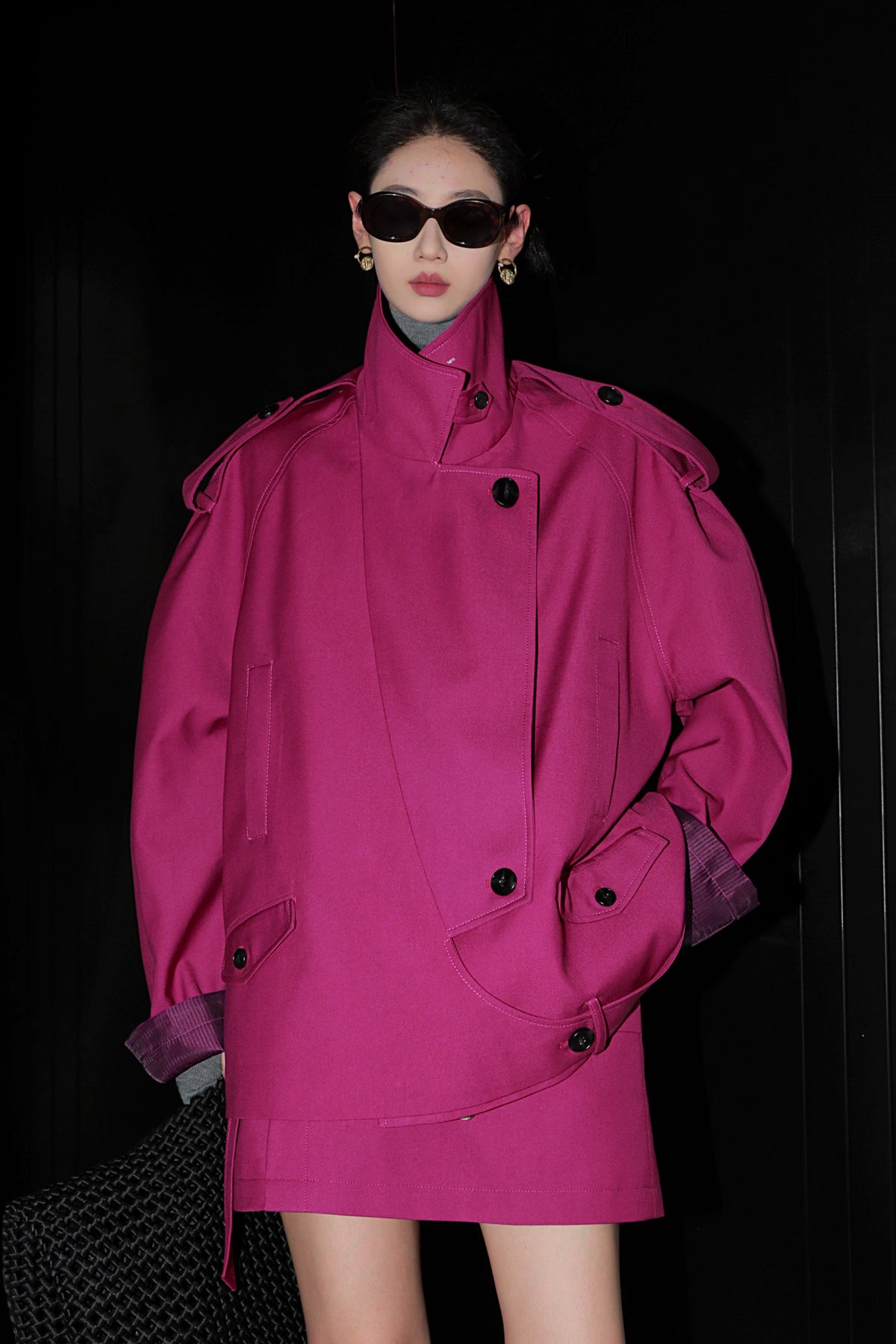 Retro İngiliz Tarzı Kısa Trençkot – Çift Düğmeli Oversize Tasarım