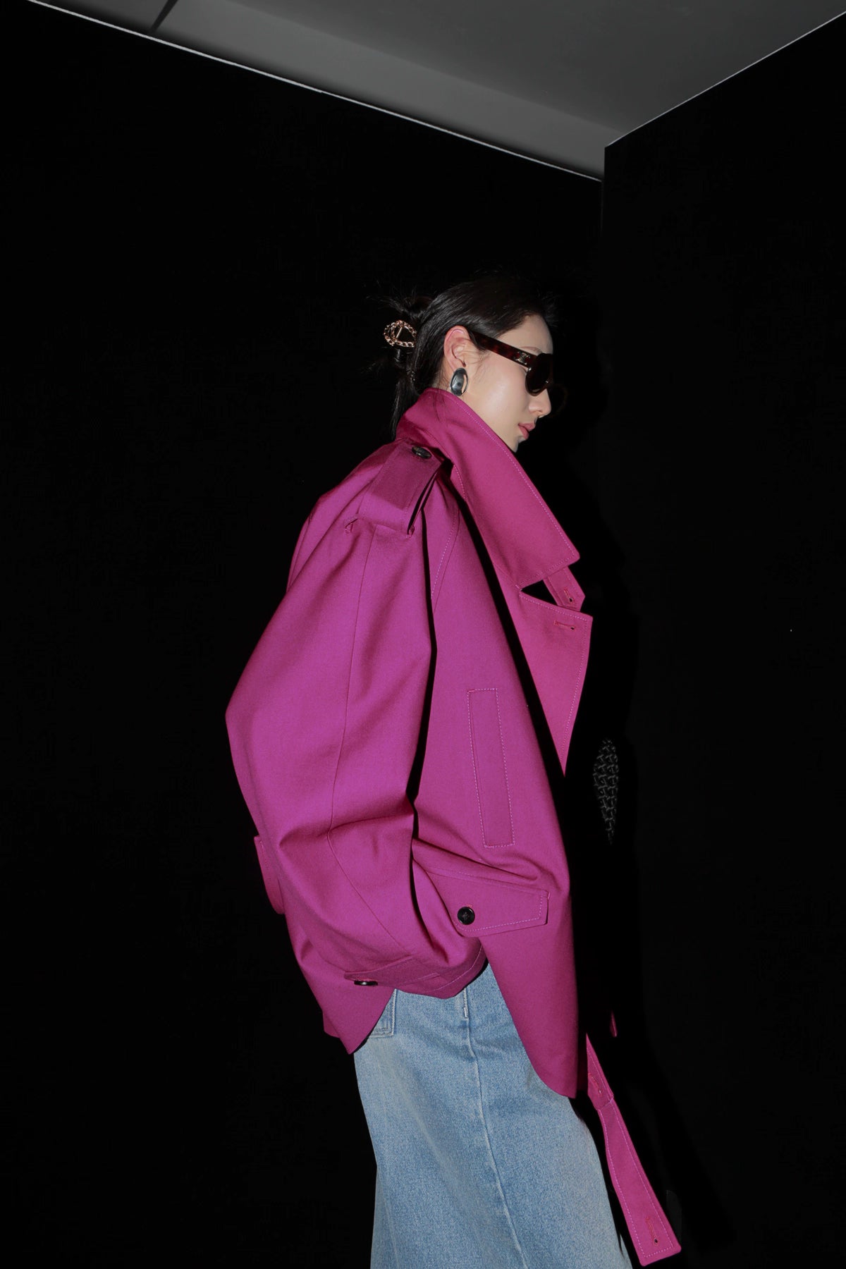 Retro İngiliz Tarzı Kısa Trençkot – Çift Düğmeli Oversize Tasarım