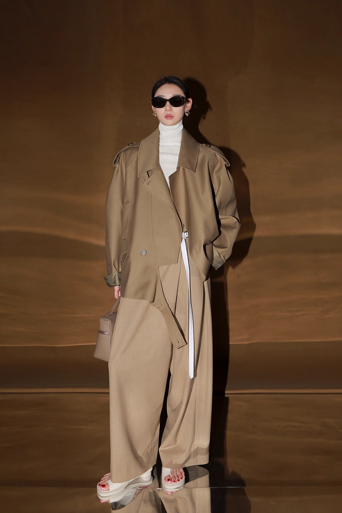 Retro İngiliz Tarzı Kısa Trençkot – Çift Düğmeli Oversize Tasarım