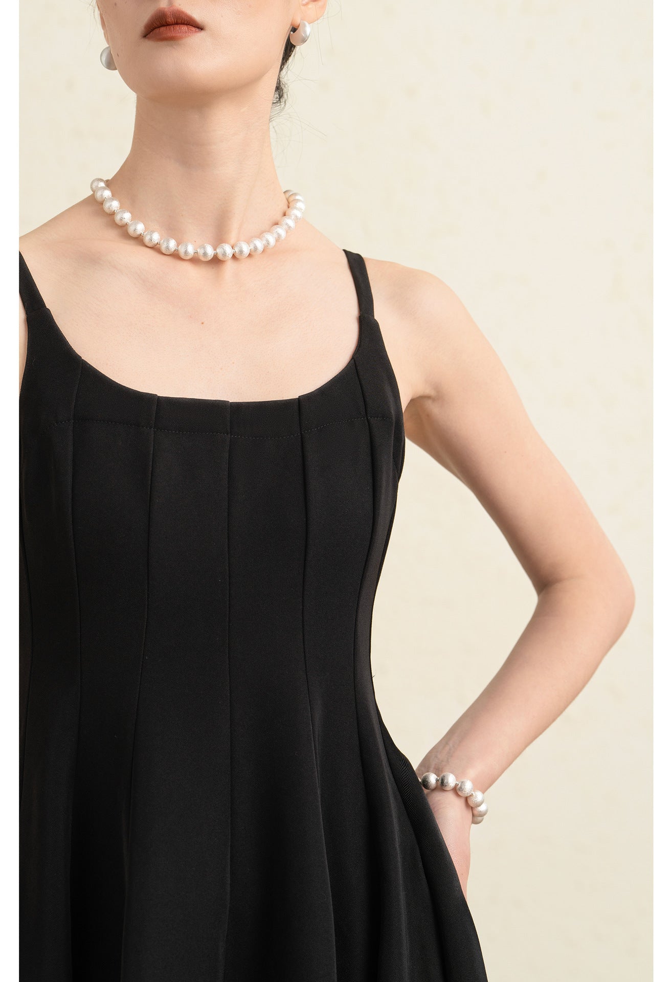 Noir Élise Kare Yaka Siyah Midi Elbise