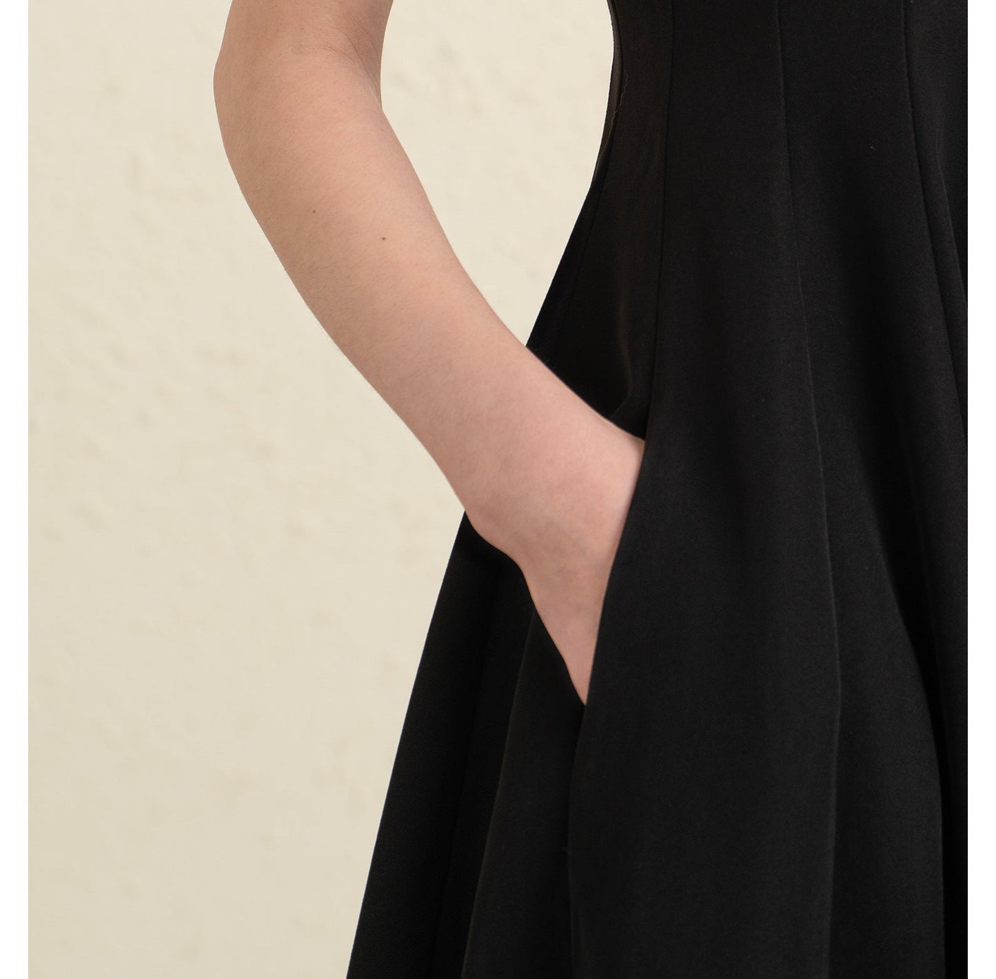 Noir Élise Kare Yaka Siyah Midi Elbise