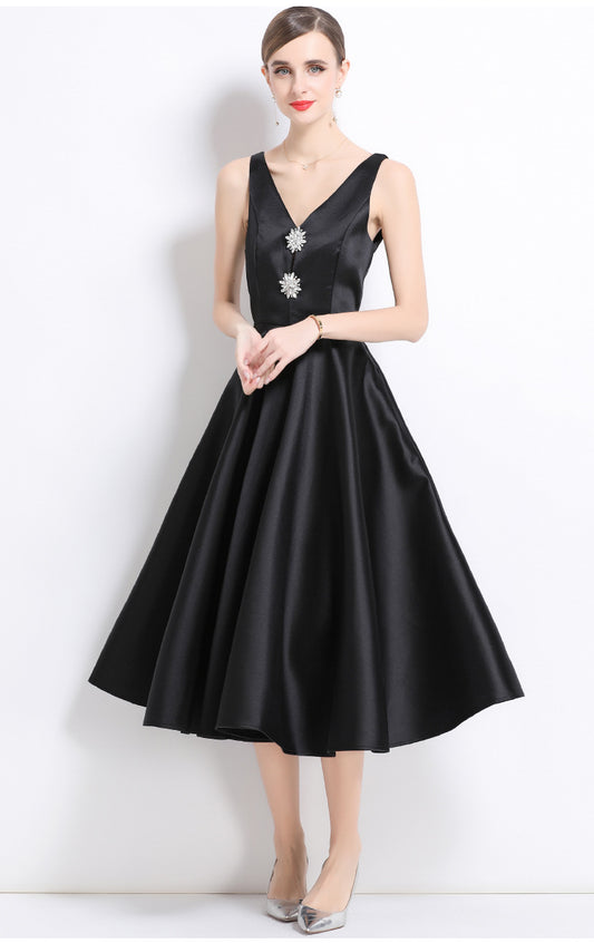 Kristal Yaka Detaylı Klasik Kuşaklı Elbise