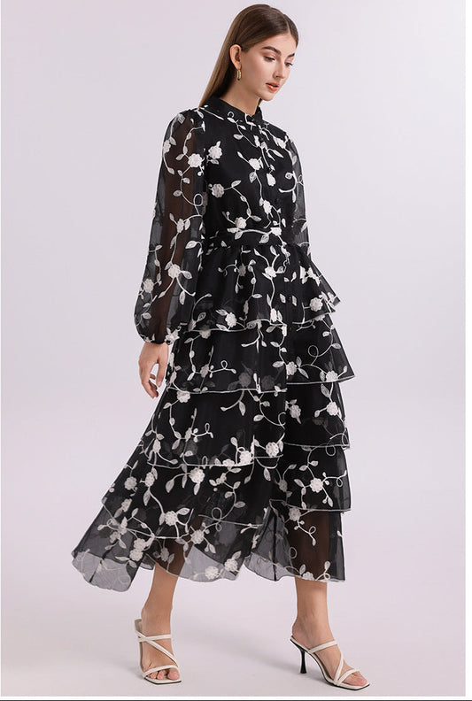 İşlemeli Kat Kat Etekli Elbise