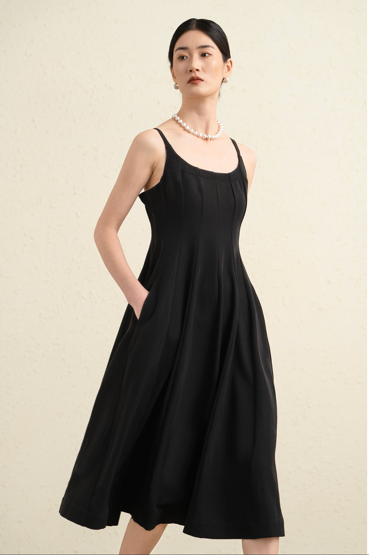 Noir Élise Kare Yaka Siyah Midi Elbise