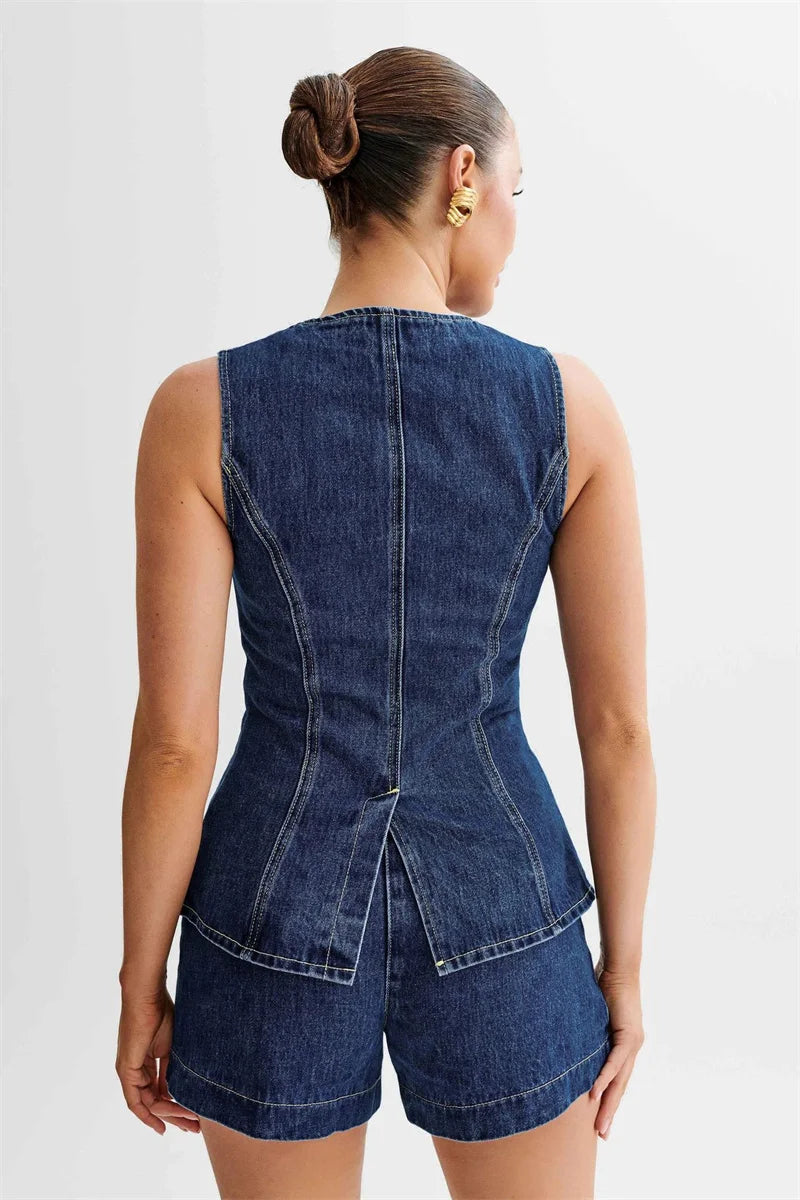 Yazlık Denim Şort Takımı – Kolsuz Düğmeli Üst & Yüksek Belli Bol Paça Şort