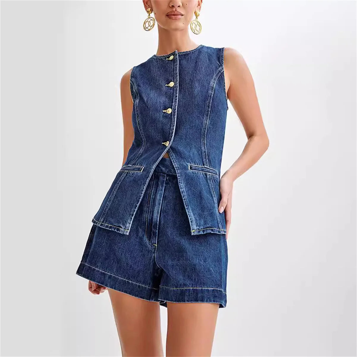 Yazlık Denim Şort Takımı – Kolsuz Düğmeli Üst & Yüksek Belli Bol Paça Şort